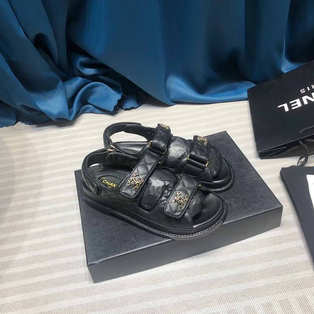 👟👟Ex-factory price 480👟👟 Women's shoes Women's clothing Women's shoes Women's clothing Women's shoes Women's clothing Chanel 2020ss new Velcro sandals, top counter quality (welcome🆚 comparison)💪 ⚠️As Chanel's classic shoe king, it is a hot item every summer. Once you start wearing sandals in summer, sports shoes will be relegated to the sidelines! Haha, the pattern will change a little every year, ⚠️2020 Chanel Spring and Summer New Season Double C Velcro Casual Sandals, 💯The upper adds more fashionable elements of Xiaoxiang, ⚠️Lingge electric embroidery. The upper is cowhide and the lining is sheepskin. It is comfortable and breathable to wear. It is very comfortable and versatile. ⚠️A very comfortable sandal for the feet! Size 35-40 (custom-made for 41)